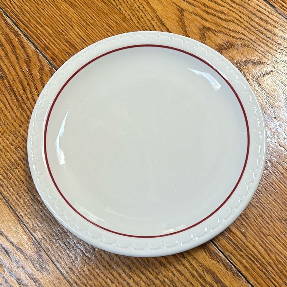 Syracuse restaurant chin style 9” plate.  Great vintage condition. Red edge.